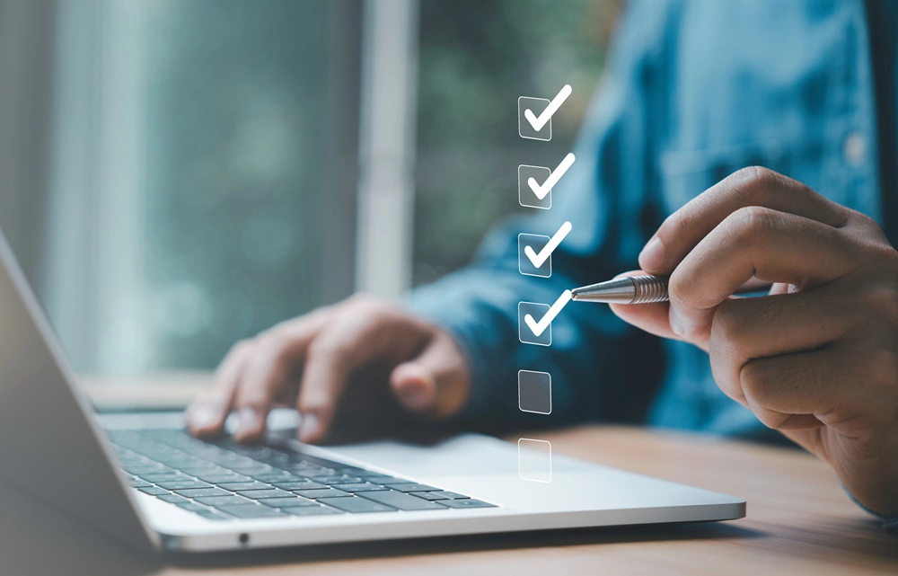 Ein Angehöriger hackt eine digitale Checkliste für die Pflege zuhause ab.