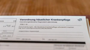 Außerklinische Intensivpflege abgelehnt: Ein Formular zur Verordnung häuslicher Krankenpflege symbolisiert den harten Kampf mit den Kassen.