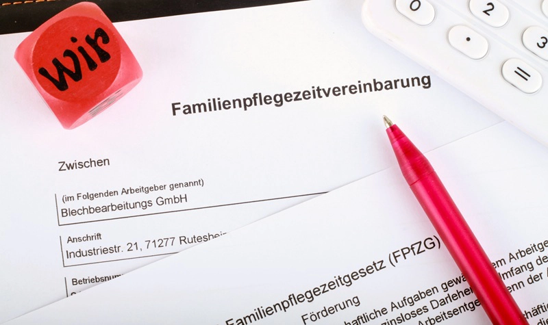 Ein Würfel mit der Aufschrift Wir, ein Taschenrechner und zwei Familienpflegezeitvereinbarungen sind zu sehen, um Pflegenden wieder mehr Zeit für Selbstfürsorge zu ermöglichen.